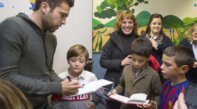Jordi Alba, Antonio Orozco y Rubén Marín visitan a los niños del Hospital Joan XXIII en Tarragona