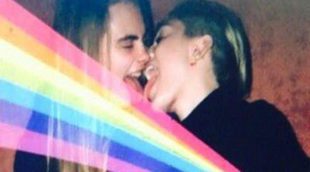 Miley Cyrus le mete lengua a Cara Delevingne
