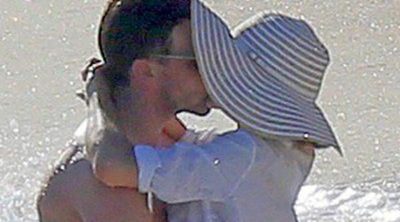 Olivia Palermo y Johannes Huebl, romántico día de playa tras anunciar su boda