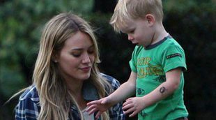 Hilary Duff y su hijo Luca se divierten en el parque tras pasar la Navidad en Disney