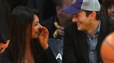 Mila Kunis y Ashton Kutcher, besos y arrumacos en el baloncesto entre rumores de boda