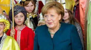 Angela Merkel reaparece con muletas y rodeada de niños tras su accidente de esquí
