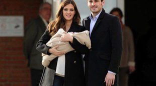 Iker Casillas y Sara Carbonero se van a casa con su hijo Martín