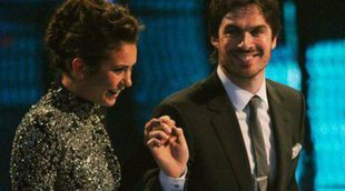 Ian Somerhalder y Nina Dobrev bromean con su noviazgo en la entrega de los People's Choice Awards 2014