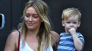 Hilary Duff se vuelca en su hijo Luca e intenta sonreír tras separarse de Mike Comrie