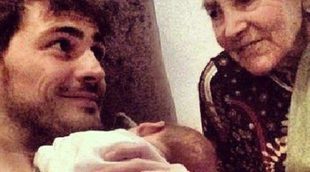 Iker Casillas posa muy feliz junto a su hijo Martín y su abuela