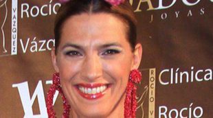 Laura Sánchez recibe el premio Andaluza con Arte arropada por su novio David Ascanio