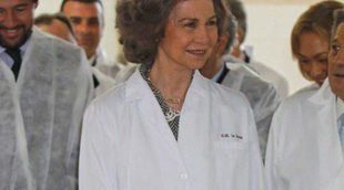 La Reina Sofía se pone la bata para visitar la sede de la Fundación Cedel