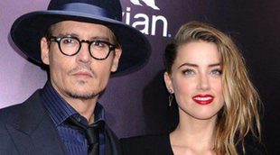 Johnny Depp y Amber Heard pasean su amor por primera vez por la alfombra roja