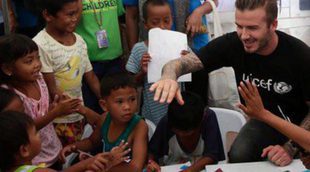David Beckham muestra su lado más solidario visitando a los niños filipinos afectados por el tifón Haiyan