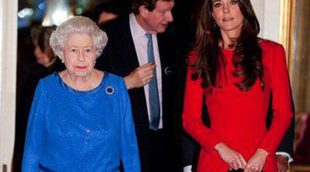 La Reina Isabel y Kate Middleton reciben a Helen Mirren y Uma Thurman en Buckingham Palace