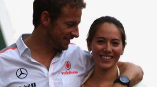 Jenson Button y Jessica Michibata se han comprometido tras cinco años de noviazgo