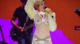 Miley Cyrus besa a Katy Perry durante un concierto de su gira 'Bangerz Tour'