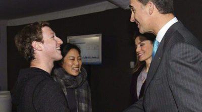 Los Príncipes Felipe y Letizia saludan a Mark Zuckerberg en el Mobile World Congress 2014 de Barcelona