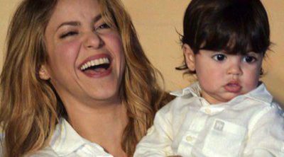 Shakira lleva a su hijo Milan Piqué por primera vez a Colombia para inaugurar una escuela
