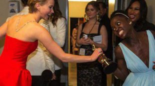 Jennifer Lawrence intenta robar el Oscar a Lupita Nyong'o tras la gala