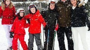 Los Reyes Felipe y Matilde de Bélgica disfrutan del esquí con sus cuatro hijos en Suiza