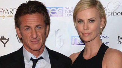 Sean Penn y Charlize Theron pasean su amor sobre una alfombra roja post Oscar 2014