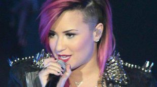 Demi Lovato muestra su radical nuevo corte de pelo durante un concierto de su gira 'Neon Lights Tour'