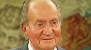 El Rey Juan Carlos entrega el Premio Fondena mientras el resto de la Familia Real está en Grecia