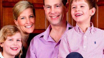 El Príncipe Eduardo celebra su 50 cumpleaños posando con su mujer Sophie y sus hijos Louise y James
