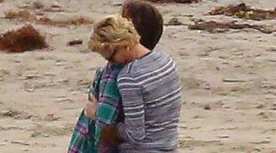 Sean Penn y Charlize Theron, romántico día de playa en Malibú
