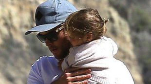 Chris Hemsworth disfruta de una tarde en la playa de Malibú con India Rose