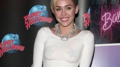 Miley Cyrus se tatúa un emoticono de un gatito en el interior del labio