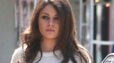 Mila Kunis opta por la ropa holgada, reavivando los rumores de embarazo