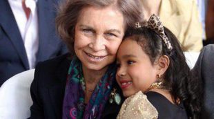 La Reina Sofía se vuelca con los niños en su viaje de cooperación a Guatemala