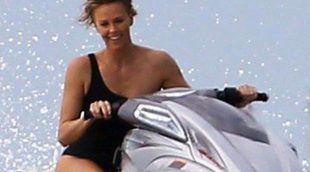 Charlize Theron, divertida jornada de playa y deportes acuáticos sin Sean Penn