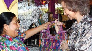 La Reina Sofía visita la zona monumental y se va de compras a un mercadillo en Guatemala antes de volver a España