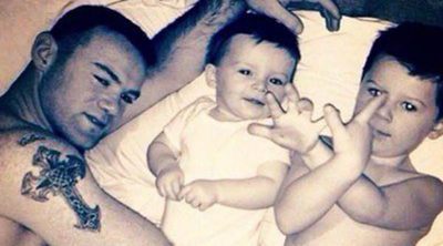 El futbolista Wayne Rooney comparte una preciosa instantánea con sus dos hijos