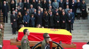 Madrid despide a Adolfo Suárez entre vítores y aplausos tras el cierre de su capilla ardiente