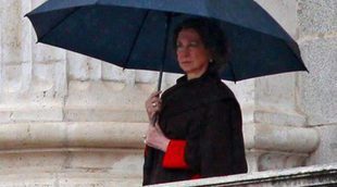 La Reina Sofía asiste al Cambio de Guardia en el Palacio Real de Madrid bajo la lluvia