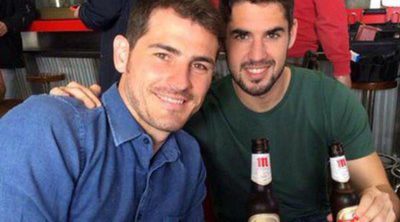 Iker Casillas habla de su hijo Martín en el descanso de un rodaje publicitario junto a Isco Alarcón