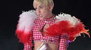 Miley Cyrus sorprende al público de Nueva York con una réplica de su perro Floyd durante el concierto
