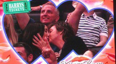 Paul McCartney y su mujer Nancy Shevell, pillados por la 'Kiss Cam' en un partido de los Lakers