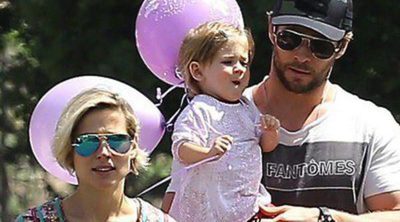Elsa Pataky y Chris Hemsworth disfrutan de un paseo con su hija India Rose
