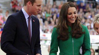 Los Duques de Cambridge reciben una bicicleta como regalo para el Príncipe Jorge en Nueva Zelanda