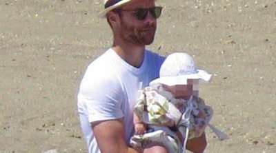 Xabi Alonso y Nagore Aranburu disfrutan de unas vacaciones en Marbella con su hija Emma