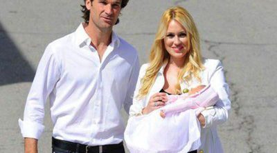 Carlos Moyá y Carolina Cerezuela presentan a su hija Daniela cinco días después de su nacimiento