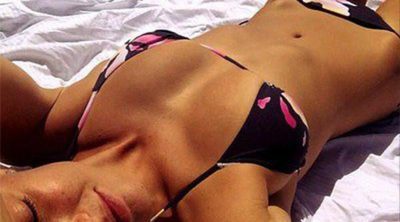 Bar Refaeli se hace un selfie en bikini luciendo su cuerpo tumbada en la playa