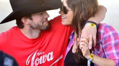 Mila Kunis enseña por primera vez su embarazo junto a Ashton Kutcher durante el Festival Stagecoach 2014