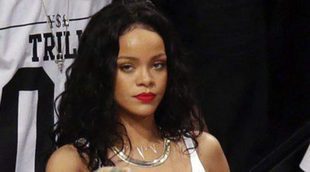 Rihanna olvida el sujetador y a su amigo Drake en casa par ver un partido de la NBA