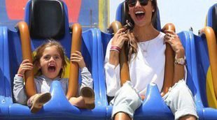 Alessandra Ambrosio disfruta de un parque de atracciones con Jamie Mazur y sus hijos Anja y Noah