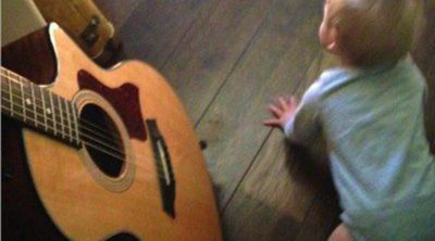 Tennessee James, el hijo de Reese Witherspoon y Jim Toth, 'toca' la guitarra española