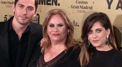 Hiba Abouk, Inma Cuesta y el reparto de 'Aída' apoyan a Paco y María León en el estreno de 'Carmina y Amén'