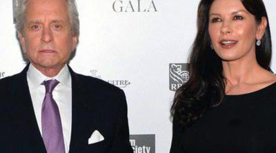 Michael Douglas y Catherine Zeta Jones pasean su amor cogidos de la mano en los Chaplin Awards 2014