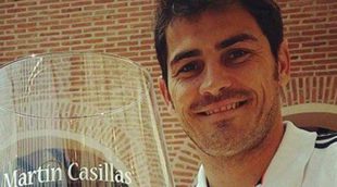 Iker Casillas muestra feliz el regalo personalizado que le han hecho a su hijo Martín